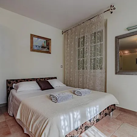 Center Pelavin Mir * Korčula